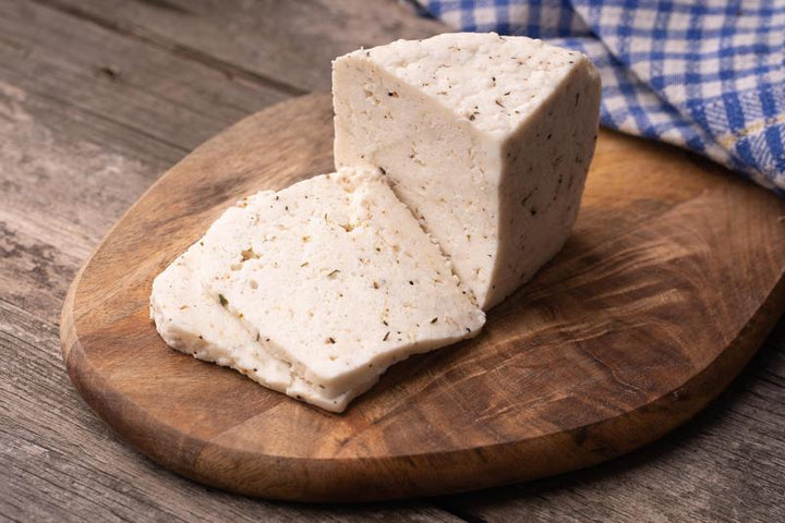 Ser kozi dojrzewający z czubrycą czerwoną świeży 200 g