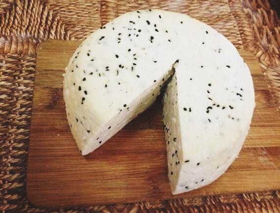 Ser kozi dojrzewający z czarnuszką świeży 200 g