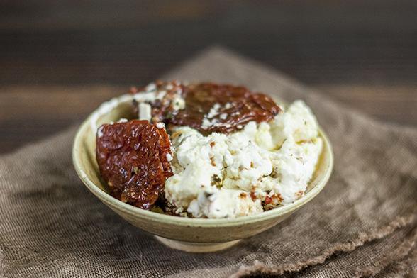 Twarożek kozi z suszonymi pomidorami, bazylią, czosnkiem i oliwą 100 g